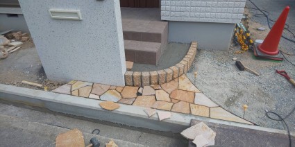 姫路市旭化成に似合う外構|玄関ポーチのステップ 姫路市旭化成に似合う外構|玄関ポーチのステップ
