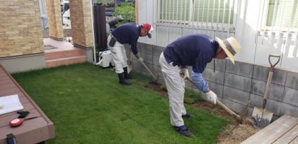 芝生張りの庭|芝生の一部をレンガ敷きテラスにやり替え 芝生張りの庭|芝生の一部をレンガ敷きテラスにやり替え