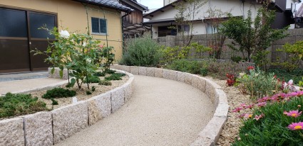 御影石の板石を花壇 御影石の板石を花壇