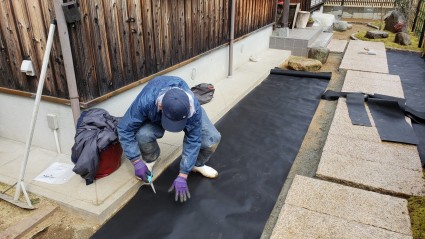 庭・アプローチの草引き|雑草対策の防草シート 庭・アプローチの草引き|雑草対策の防草シート