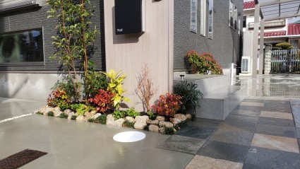 シンプルモダン門柱|下草植栽工事 シンプルモダン門柱|下草植栽工事