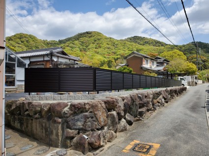 石垣上にブロック塀と目隠しフェンス 石垣上にブロック塀と目隠しフェンス