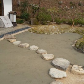 和室前の草の生えにくい庭づくり