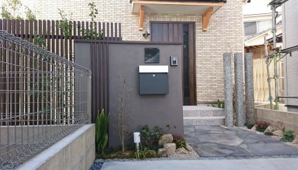 和モダン外構|門廻り目隠しスクリーンは木目調 和モダン外構|門廻り目隠しスクリーンは木目調