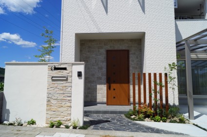 姫路外構|塗り壁門柱に石張りがアクセント 姫路外構|塗り壁門柱に石張りがアクセント