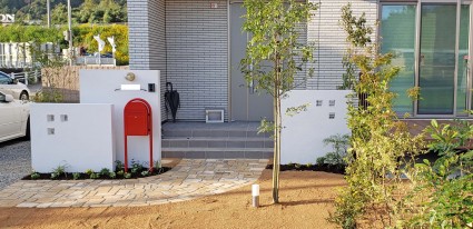 相生市外構|真っ白な塗り壁に赤色ポスト 相生市外構|真っ白な塗り壁に赤色ポスト