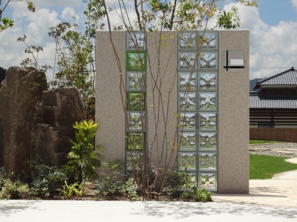 ガラスブロックと御影石の門柱 ガラスブロックと御影石の門柱