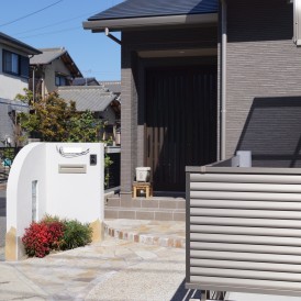 姫路市外構｜限られたスペースにアイアン表札とアールデザインの可愛い門柱...