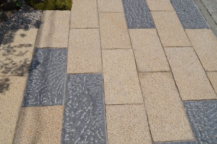 板石敷の駐輪場 板石敷の駐輪場