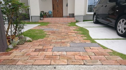 姫路市外構｜アンティークレンガと枕木風コンクリ