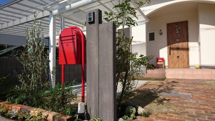 枕木と赤色ポストがオシャレな門廻り 枕木と赤色ポストがオシャレな門廻り