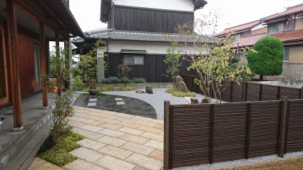 姫路市和モダンの庭｜和風石貼りテラス