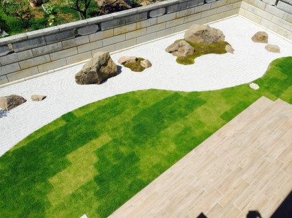 芝生と砂利のシンプルモダン庭園 芝生と砂利のシンプルモダン庭園