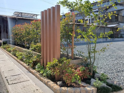 山崎町外構｜ウッド調門柱と植栽で目隠し門廻り