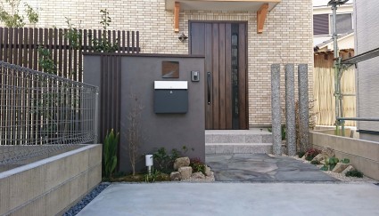 ダークカラーの塗り壁門柱 ダークカラーの塗り壁門柱