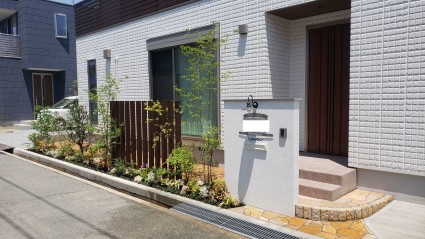 姫路市外構|目隠しスリット角柱と植栽 姫路市外構|目隠しスリット角柱と植栽