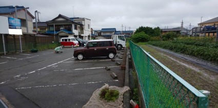 月極め駐車場の除草作業 月極め駐車場の除草作業