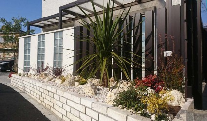 姫路市植栽工事｜ドラセナと琉球石