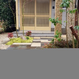 乱形石貼りと板石のアプローチ